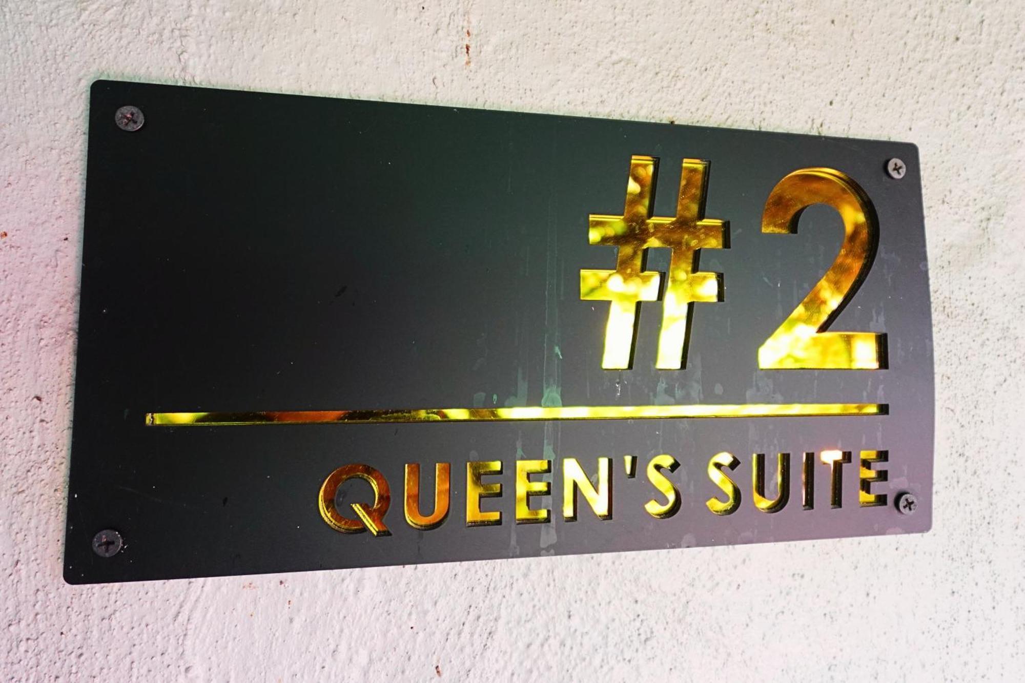 Enjoy Ac In The Queen's At Apartment